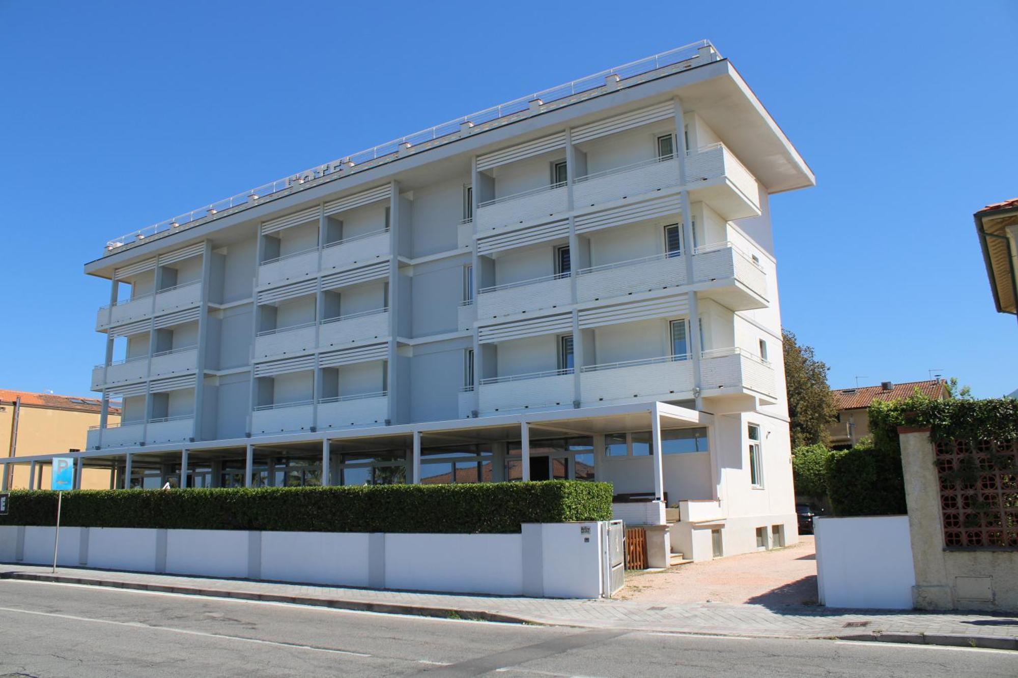 מרינה די פיאטרסנטה Hotel Esplanade מראה חיצוני תמונה
