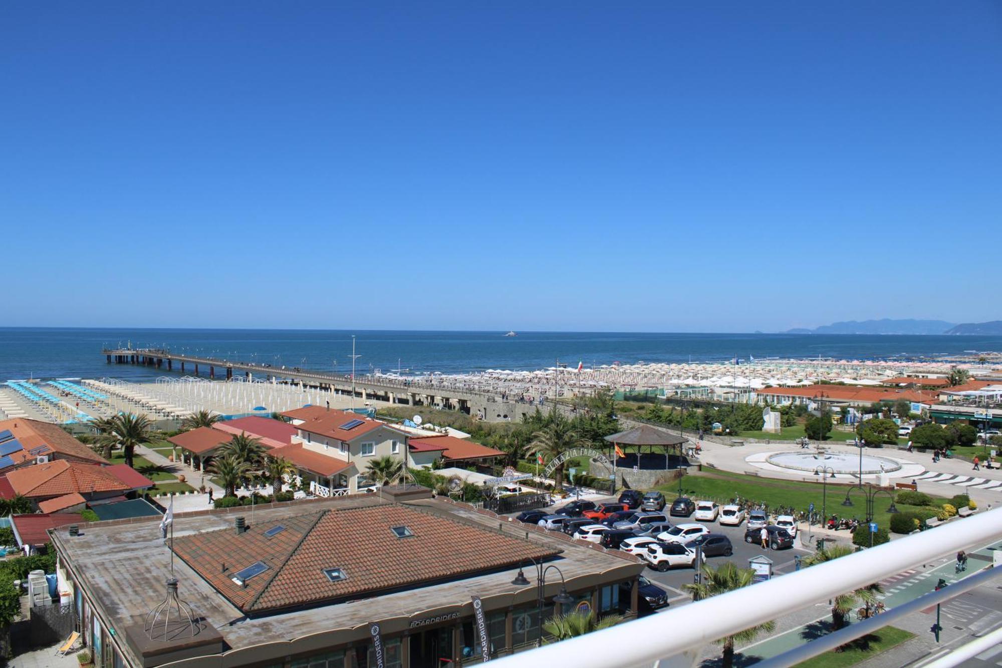 מרינה די פיאטרסנטה Hotel Esplanade מראה חיצוני תמונה