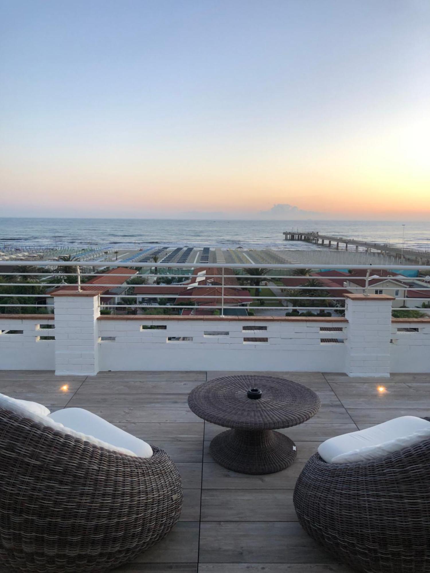 מרינה די פיאטרסנטה Hotel Esplanade מראה חיצוני תמונה