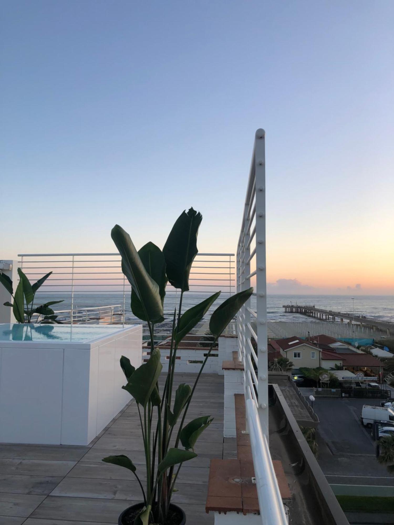 מרינה די פיאטרסנטה Hotel Esplanade מראה חיצוני תמונה