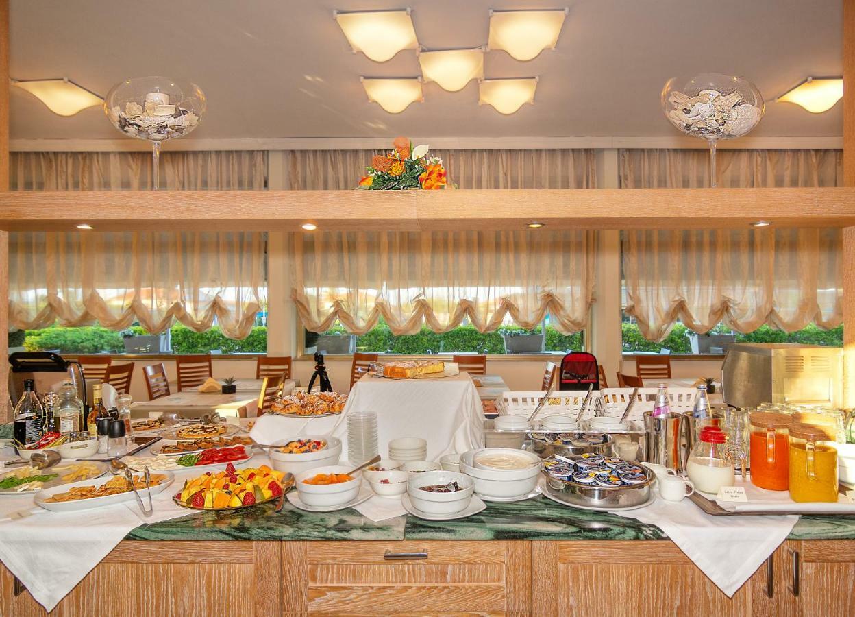 מרינה די פיאטרסנטה Hotel Esplanade מראה חיצוני תמונה